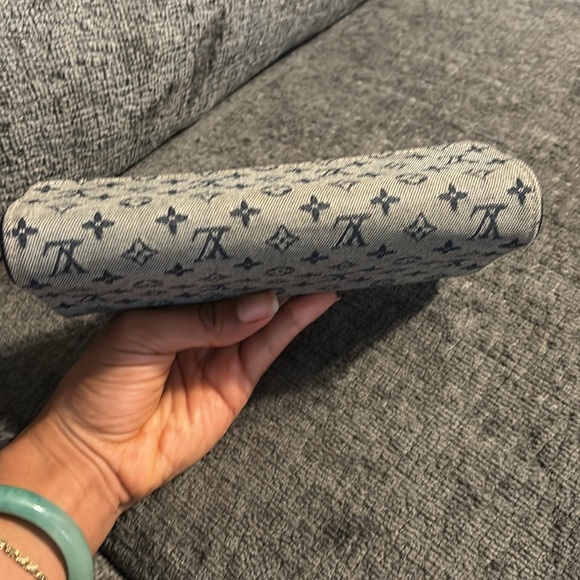 LOUIS VUITTON
Navy Monogram Mini Lin International Wallet - Picture 10 of 13